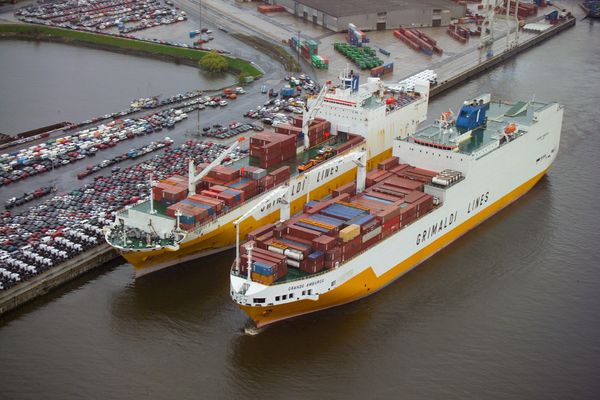 Container loading for international sea freight handled by ACS Spedition Munich